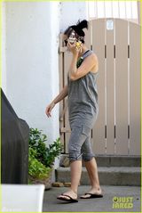 组图：凯蒂佩里素颜会友 穿拖鞋显邋遢