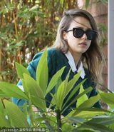 组图：阿尔芭秋装亮相 绿丛掩映清新靓丽