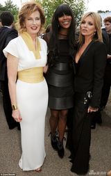 组图：黑珍珠被抢男友后亮相 捧场派对心情大好