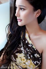 组图：亚姐万灵儿小露香肩秀风情 时尚品味获肯定