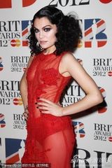 组图：Jessie J透视裙极尽诱惑 登台为火星哥颁奖