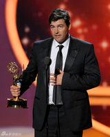 组图：艾美奖现场 凯尔-钱德勒获剧情类男主角奖