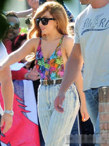 组图：Lady Gaga真空上阵装扮雷人 水桶腰胸部侧漏