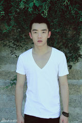 组图：郑恺户外春装写真展白衣诱惑