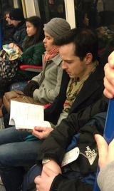 组图：外国男神搭地铁 卷福造型经典美队低调