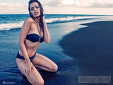 组图：超模米歇尔泳装大片湿身性感 躺沙滩玉体横陈