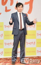 组图：李洪基顶锅盖头宣传新片 假想妻子捧场