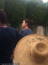 组图：赵薇墓地拍戏脸色严肃 烧香祭奠逝者显尊重