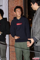 组图：陈冠希助阵好友潮店开张