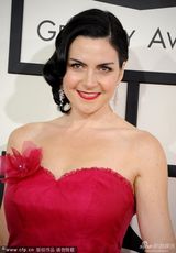 组图：女歌手Jennifer Gasoi红纱裙似公主