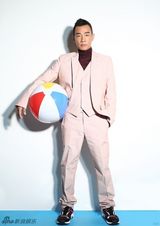 组图：陈小春初春大片鬼马造型展童真