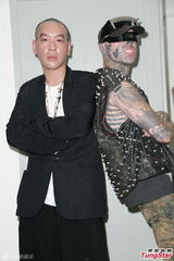 组图：麦浚龙邀僵尸男拍MV 否认有子暂无心当爸