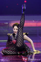 组图：韩女团舞台装尺度无下限 薄纱透视露底