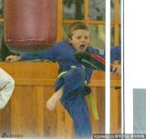 组图：小贝陪儿子练空手道 克鲁兹踹木板身手好