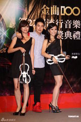 组图：潘玮柏力战金曲开场秀 与纪佳松闹“断背情”