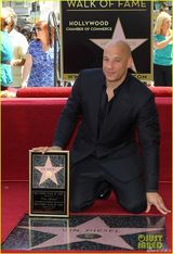 组图：范迪塞尔星光留名 超模女友带两女儿助阵