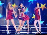 组图：东方神起少女时代等齐聚韩流演唱会