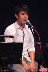 组图：刘子千庆功演唱会 小小彬抱病力挺