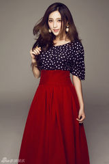 组图：甘婷婷红色圣诞大片 甜美大方笑容暖人心