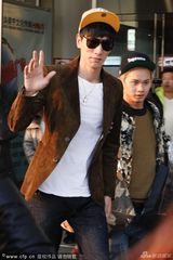 组图：张亮黑超帅气现身机场 吐舌卖萌秀好身材