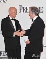 高清图：“耀眼演员奖”颁奖典礼 伯格斯开心获奖