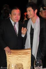 幻灯：黄晓明与小S分获压轴大奖 大方挽手晒友情