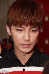 组图：炎亚纶香港歌迷会心型手势大献爱心