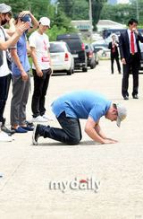 幻灯图：SJ成员强仁入伍现场 正式参军为期两年