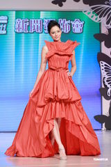 组图：名模婚纱展争奇斗艳 Ana R不幸丢手机