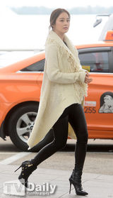 组图：金泰熙白衣紧身裤帅气现身机场飞上海