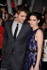 组图：《破晓》首映三人组亮相 斯图尔特秀长腿