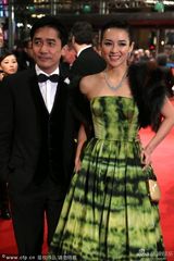 组图：型男梁朝伟牵手章子怡闪耀登场