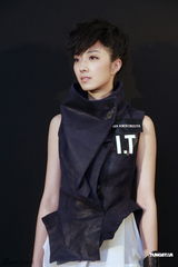 组图：桂纶镁亮相时装展秀别样风情