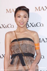 组图：AngelaBaby绿裙妖艳 薛凯琪备战红馆个唱