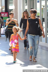 组图：哈利贝瑞挺肚逛街 爱女见镜头扮鬼脸