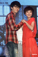 组图：方大同来台发片 郭采洁热情站台