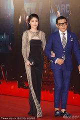 组图：陈慧琳黑色长裙典雅秀美背