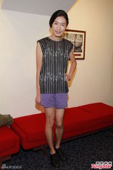 组图：AD2露肩挤奶卖性感 赵哲妤自嘲笨鸟先飞