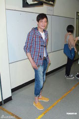 组图：罗嘉良亮相无线饮食节目晒爱的纹身