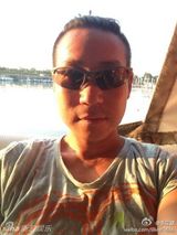 台歌手李立崴微博生前照 爱萌犬自侃酷似梁家辉