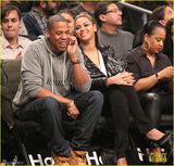 组图：碧昂斯与丈夫恩爱看球甜笑不止