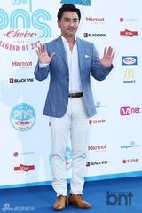 组图：神话李孝利等亮相20代选择颁奖礼蓝地毯