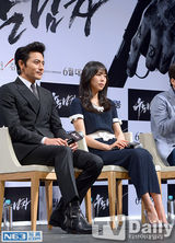 组图：张东健宣传《哭泣男人》迷人大叔演杀手