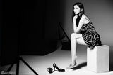 组图：刘庭羽曝黑白写真 展优雅干练女人风