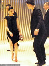 组图：贾静雯超高衩旗袍秀玉腿 走路匆忙险走光