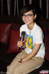 组图：周笔畅穿白T干练签售 受访腼腆露娇笑