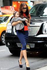 组图：维多利亚抱女儿现身 小7头戴蝴蝶结可爱