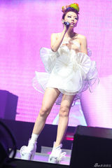 组图：张靓颖上海开唱 脚缠绷带穿高跟鞋热舞