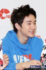 组图：人气组合2PM粉丝签名会 全员亮相亲和阳光