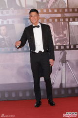 组图：张家辉黑燕尾服现身红毯 复古帅气